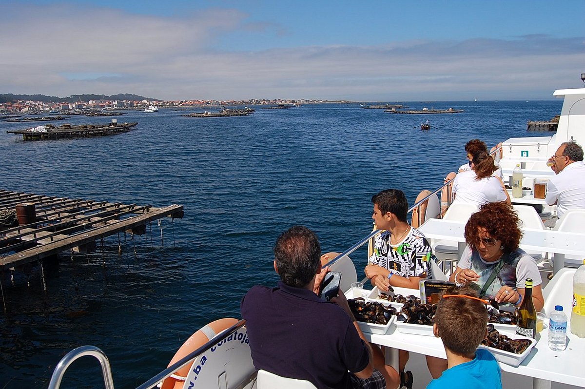 Barco turístico entre bateas
